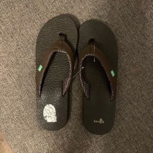 sanuk women’s flip flops